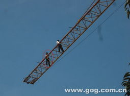 兩萬元工錢引糾紛，包工頭爬上30米塔吊討薪