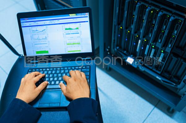 數(shù)據(jù)中心機房中的服務(wù)器固定與網(wǎng)絡(luò)系統(tǒng)技術(shù)服務(wù)